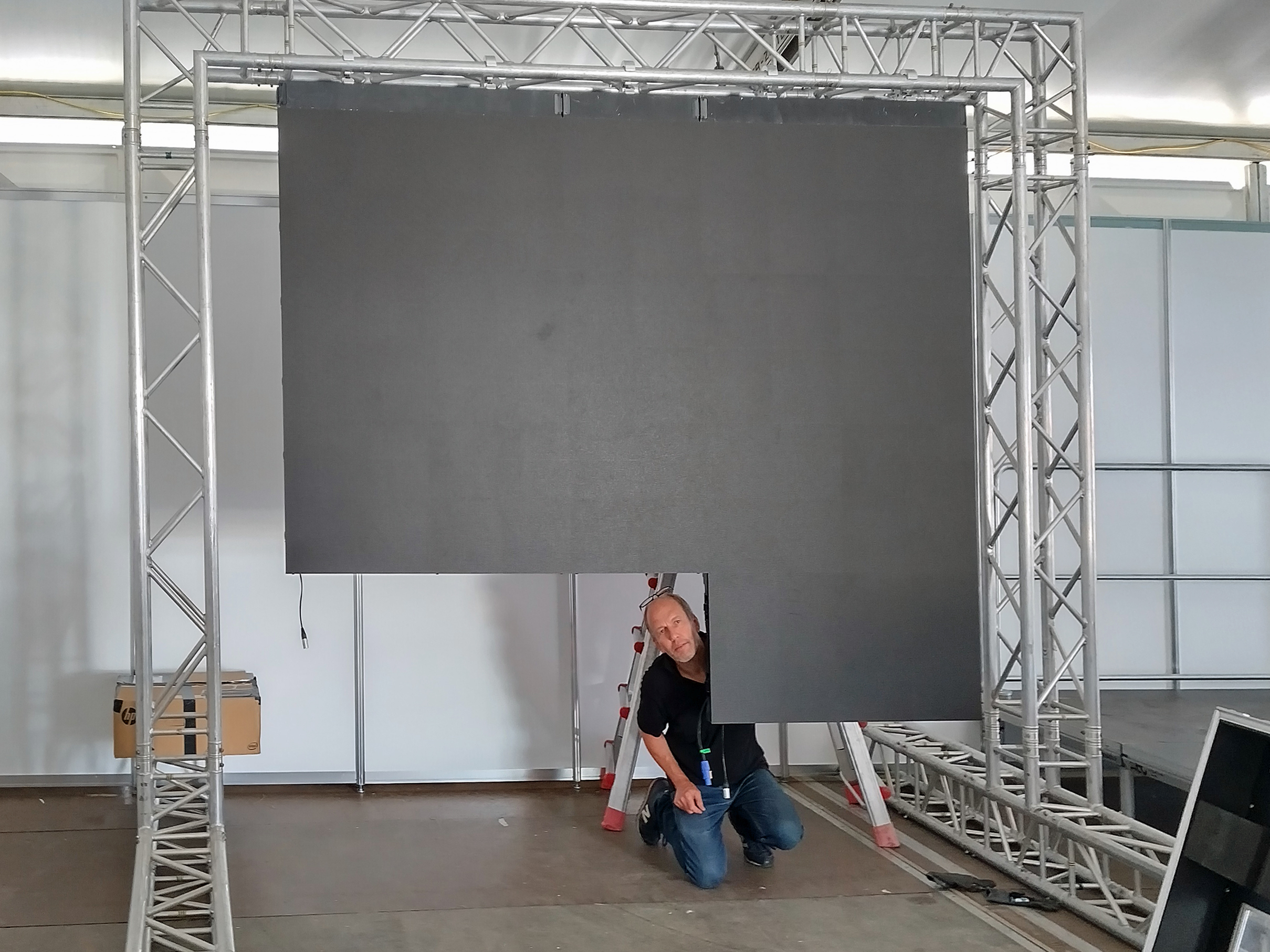 LED Videowand Aufbau freihängend am Trass